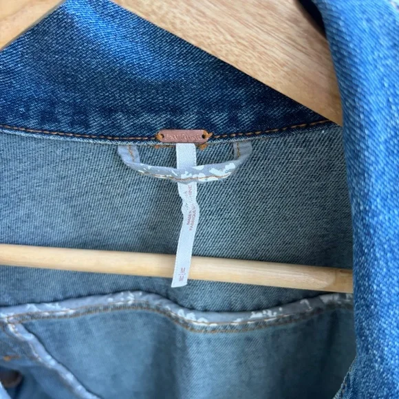 Free People Denim Jacket Medium Wash | Zig-Zag Stitch Detail | Size M 🦋 - Picture 5 of 13